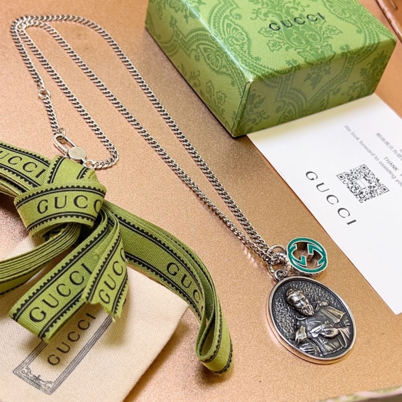 G*u*i necklaces